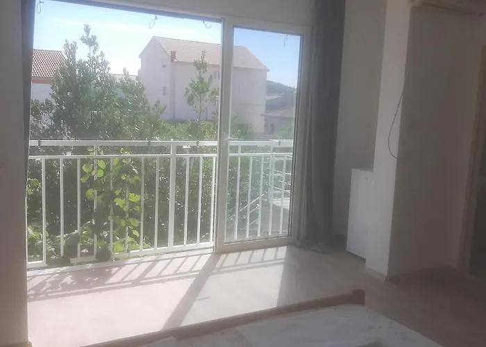 Basil And 3* בטינה