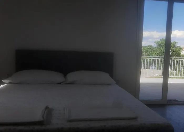 Basil And בטינה