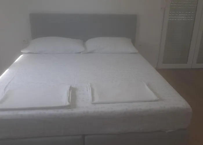 Basil And בטינה