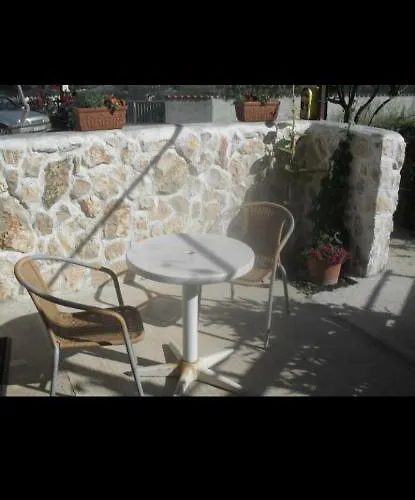 Basil And בטינה