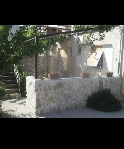 Basil And בטינה