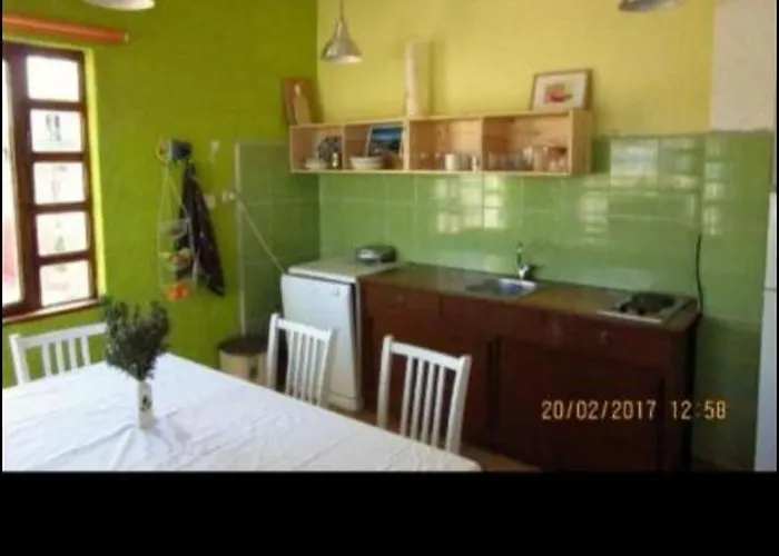 Basil And 3* בטינה