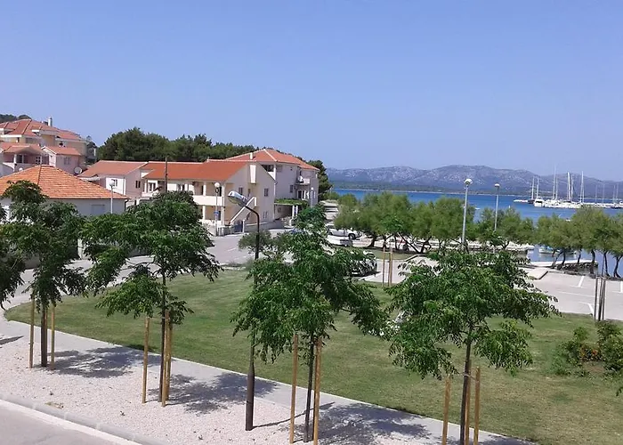 בית הארחה Basil And 3*