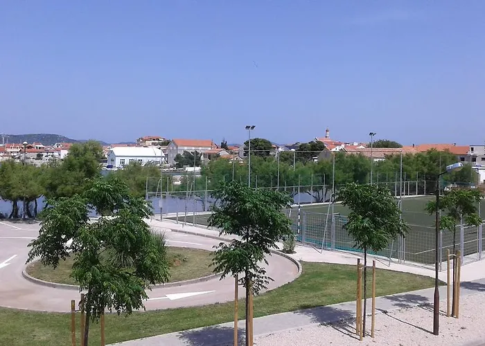 Basil And בטינה